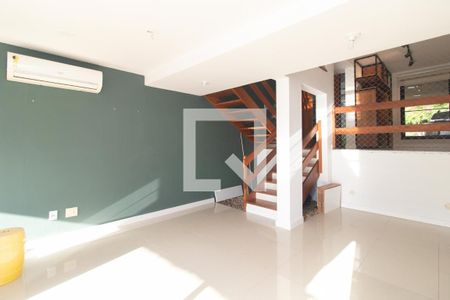 Sala de casa de condomínio à venda com 3 quartos, 180m² em Vila Nova, Porto Alegre