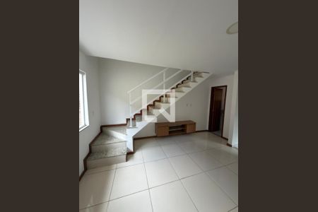 Sala de casa de condomínio para alugar com 2 quartos, 75m² em Bosque Fundo, Maricá