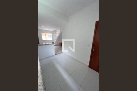 Sala de casa de condomínio para alugar com 2 quartos, 75m² em Bosque Fundo, Maricá