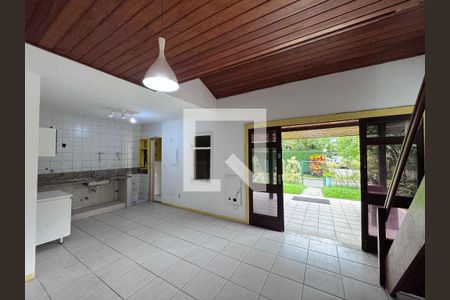 Sala de casa de condomínio para alugar com 4 quartos, 170m² em Vargem Grande, Rio de Janeiro