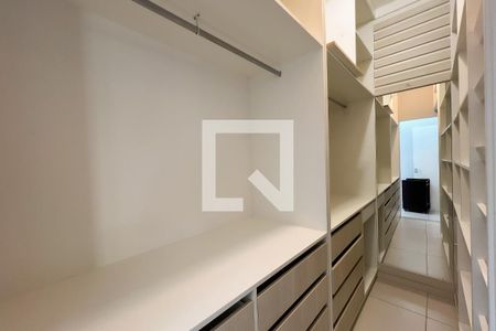 Closet da suíte de casa de condomínio para alugar com 2 quartos, 160m² em Vila Santana, Valinhos