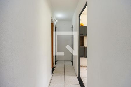 Corredor de apartamento para alugar com 2 quartos, 48m² em Parque Pinheiros, Taboão da Serra