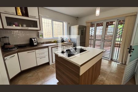 Casa à venda com 4 quartos, 300m² em Jardim Monte Azul, São Paulo