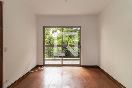 Quarto com janelas grandes e iluminado, com piso de madeira e móveis simples. de apartamento à venda com 2 quartos, 65m² em Vila Congonhas, São Paulo