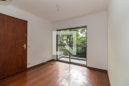 Quarto com porta de madeira e janela com vista para o jardim. de apartamento à venda com 2 quartos, 65m² em Vila Congonhas, São Paulo