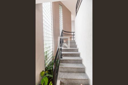 Escada de casa de condomínio à venda com 3 quartos, 570m² em Residencial Dez (alphaville), Santana de Parnaíba