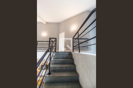 Escada de casa de condomínio à venda com 3 quartos, 570m² em Residencial Dez (alphaville), Santana de Parnaíba