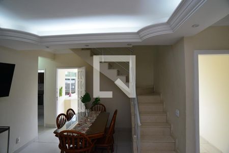 Sala de casa de condomínio para alugar com 5 quartos, 220m² em Barra da Tijuca, Rio de Janeiro