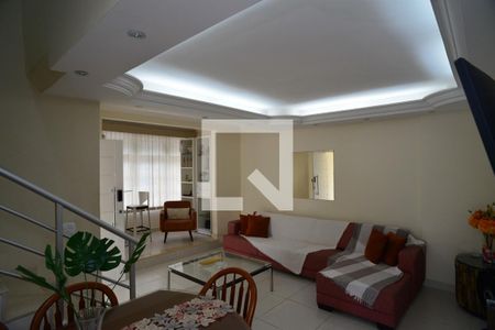 Sala de casa de condomínio para alugar com 5 quartos, 220m² em Barra da Tijuca, Rio de Janeiro