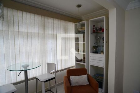 Sala de casa de condomínio para alugar com 5 quartos, 220m² em Barra da Tijuca, Rio de Janeiro