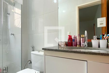 Banheiro da Suíte 1 de apartamento para alugar com 3 quartos, 85m² em Fernão Dias, Belo Horizonte