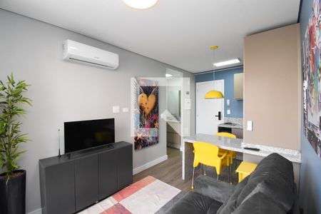 Sala e Cozinha de apartamento para alugar com 1 quarto, 31m² em Centro, Curitiba