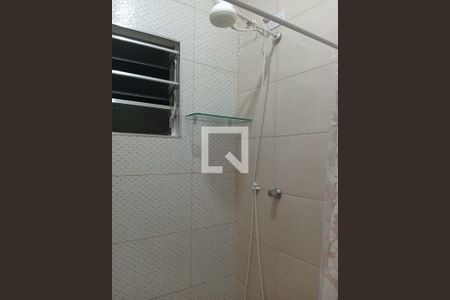 Banheiro de kitnet/studio para alugar com 1 quarto, 38m² em Jardim Santana (Vicente de Carvalho), Guarujá