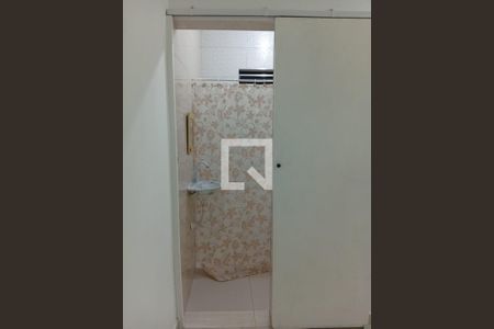 Banheiro de kitnet/studio para alugar com 1 quarto, 38m² em Jardim Santana (Vicente de Carvalho), Guarujá