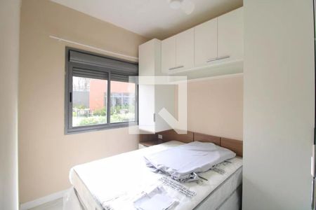 Quarto com cama simples, janela e armários brancos, com vista para o quintal. de apartamento à venda com 2 quartos, 47m² em Jardim Marajoara, São Paulo