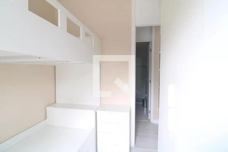 Quarto com cama de solteiro e armários brancos, com uma porta para o corredor. de apartamento à venda com 2 quartos, 47m² em Jardim Marajoara, São Paulo
