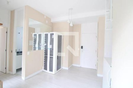 Quarto com cama, armário e porta, com iluminação natural e iluminação artificial, com piso de madeira e parede branca, com janela grande e com iluminação boa. de apartamento à venda com 2 quartos, 47m² em Jardim Marajoara, São Paulo