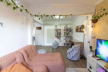 Sala com sofá rosa, iluminação com luzes de corda e plantas penduradas no teto. de apartamento à venda com 3 quartos, 77m² em Jardim das Vertentes, São Paulo