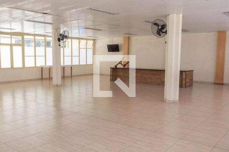 Sala com piso de porcelanato, iluminação natural e ventiladores de teto. de apartamento à venda com 3 quartos, 77m² em Jardim das Vertentes, São Paulo