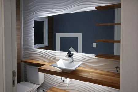 Banheiro com piso de porcelanato, pia de cerâmica e espelho grande, com iluminação adequada e acabamento de madeira. de casa à venda com 2 quartos, 131m² em Chácara do Solar II (Fazendinha), Santana de Parnaíba