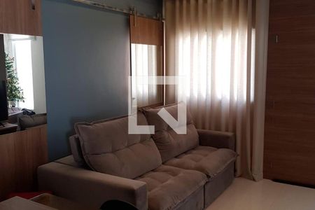 Sala com sofá, TV e janela com cortinas, com um pequeno Natal no canto. de casa à venda com 2 quartos, 131m² em Chácara do Solar II (Fazendinha), Santana de Parnaíba