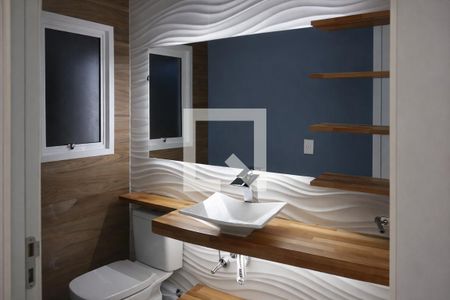 Banheiro com piso de porcelanato, pia de cerâmica e espelho grande, com iluminação boa e decoração simples. de casa à venda com 2 quartos, 131m² em Chácara do Solar II (Fazendinha), Santana de Parnaíba