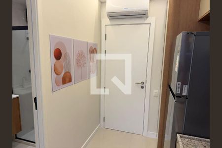 Paredes brancas e pintura de arte em tons de rosa e marrom na parede de um banheiro. de kitnet/studio à venda com 1 quarto, 25m² em Vila Clementino, São Paulo