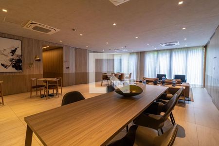 Sala de estar com móveis modernos e iluminação adequada. de apartamento à venda com 1 quarto, 28m² em Vila Nova Conceição, São Paulo