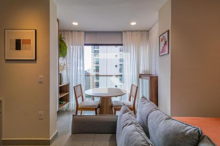 Sala com mesa redonda e sofá, com vista para a cidade. de apartamento à venda com 1 quarto, 28m² em Vila Nova Conceição, São Paulo
