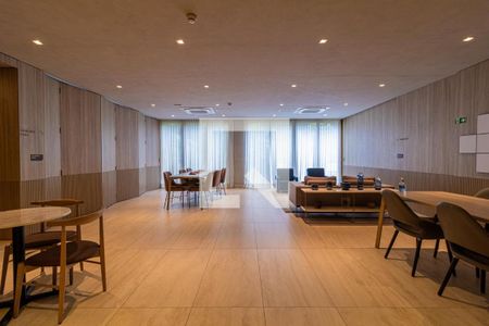 Sala de estar com móveis modernos e iluminação natural. de apartamento à venda com 1 quarto, 28m² em Vila Nova Conceição, São Paulo