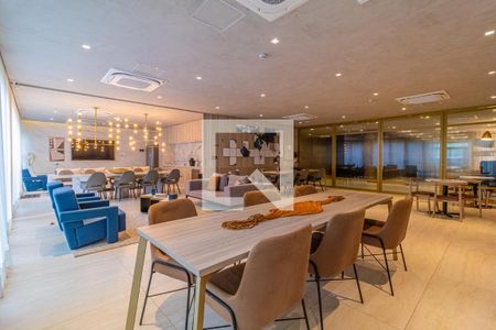 Sala de estar com móveis modernos e iluminação sofisticada, perfeita para relaxar e socializar. de apartamento à venda com 1 quarto, 28m² em Vila Nova Conceição, São Paulo