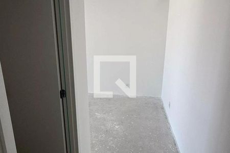 Parede branca e chão de concreto, sem móveis ou decoração. de apartamento à venda com 3 quartos, 92m² em Vila Aricanduva, São Paulo