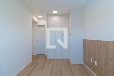 Parede branca com armários brancos e piso de madeira claro, iluminação adequada, sem móveis ou decoração. de apartamento à venda com 2 quartos, 69m² em City América, São Paulo