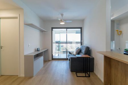 Sala com sofá e mesa de madeira, com vista para a varanda, iluminação natural, estilo moderno. de apartamento à venda com 2 quartos, 69m² em City América, São Paulo