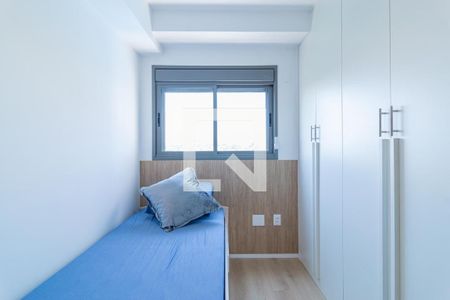 Cama simples com colchão azul e travesseiro, com vista para a janela e armários brancos. de apartamento à venda com 2 quartos, 69m² em City América, São Paulo