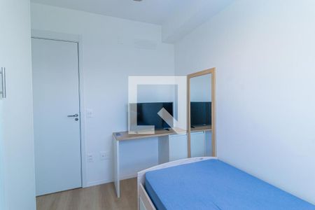 Quarto simples com cama de solteiro, TV e porta de vidro. de apartamento à venda com 2 quartos, 69m² em City América, São Paulo