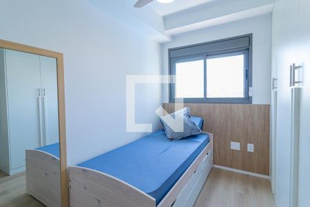 Cama simples com colchão azul e travesseiro, com armário e espelho ao lado. de apartamento à venda com 2 quartos, 69m² em City América, São Paulo