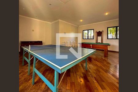 Tennis table e mesa de sinuca em uma sala de jogos com madeira de piso e janelas com vista para o jardim. de apartamento à venda com 3 quartos, 105m² em Vila Monumento, São Paulo