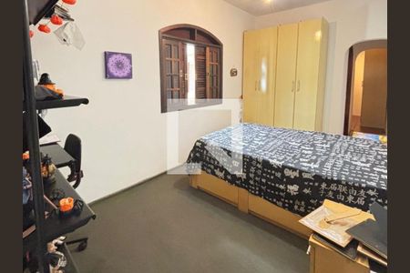 Quarto com cama, armários e móveis, com decoração de Halloween, em ambiente simples e limpo. de casa à venda com 4 quartos, 170m² em Cambuci, São Paulo