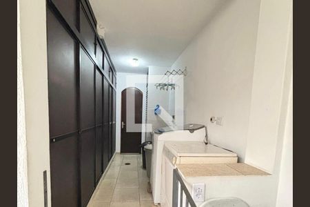 Lavanderia comum com geladeira e fogão, iluminação boa, piso de cerâmica, armários de madeira, janelas médias, iluminação boa, bem decorada. de casa à venda com 4 quartos, 170m² em Cambuci, São Paulo