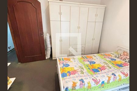 Quarto com cama de solteiro, armário de madeira e porta de madeira. de casa à venda com 4 quartos, 170m² em Cambuci, São Paulo