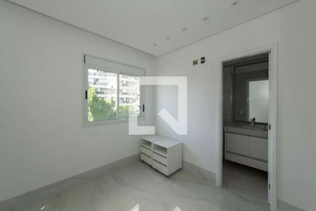 Quarto com piso de porcelanato, janela grande e iluminação natural, sem móveis ou decoração. de apartamento à venda com 4 quartos, 205m² em Vila Gertrudes, São Paulo
