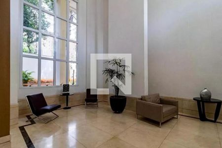 Patio com jardim e árvore de frutas, com vista para a rua e janela grande. de apartamento à venda com 4 quartos, 205m² em Vila Gertrudes, São Paulo