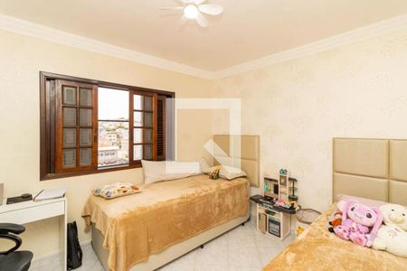 Quarto com duas camas, uma com uma vista para a cidade, com mobília simples e decoração neutra. de casa à venda com 2 quartos, 130m² em Vila Medeiros, São Paulo