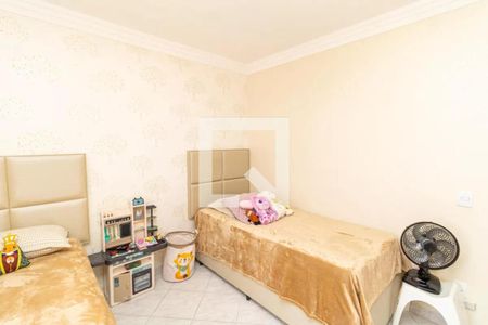 Quarto com duas camas simples, com mobília branca e paredes brancas, com um ventilador e um armário de brinquedos. de casa à venda com 2 quartos, 130m² em Vila Medeiros, São Paulo