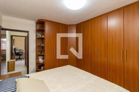Quarto com móveis de madeira e iluminação adequada. de casa à venda com 2 quartos, 130m² em Vila Medeiros, São Paulo