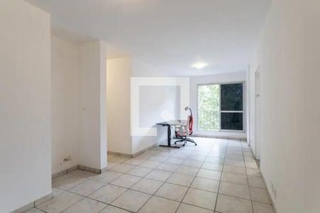 Espaço de trabalho com mesa e cadeira, com janela e vista para o jardim. de apartamento à venda com 2 quartos, 60m² em Vila Yara, Osasco