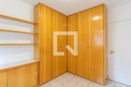 Cabinete de madeira claro com prateleiras e portas, em uma sala com piso de porcelanato e porta branca. de apartamento à venda com 2 quartos, 60m² em Vila Yara, Osasco