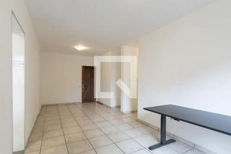 Espaço de entrada com piso de porcelanato e porta de madeira. de apartamento à venda com 2 quartos, 60m² em Vila Yara, Osasco