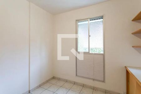 Quarto com janela e piso de porcelanato, sem móveis ou decoração. de apartamento à venda com 2 quartos, 60m² em Vila Yara, Osasco